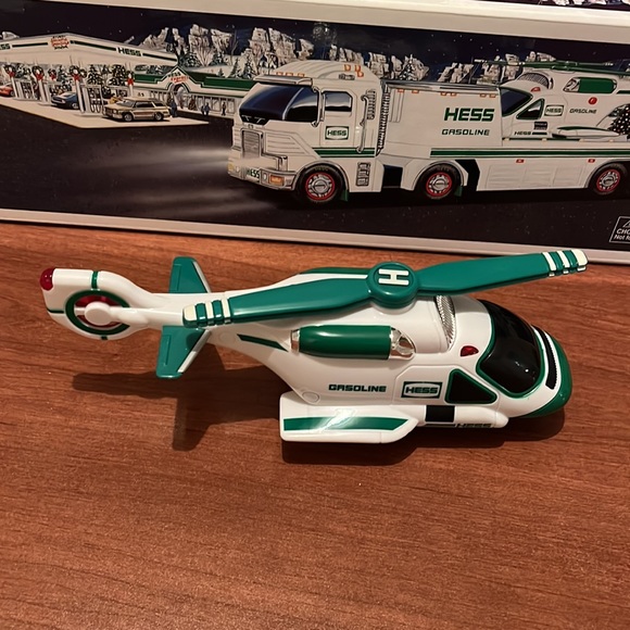 Hess 2006 Truck and Helicopter - Picture 2 of 8